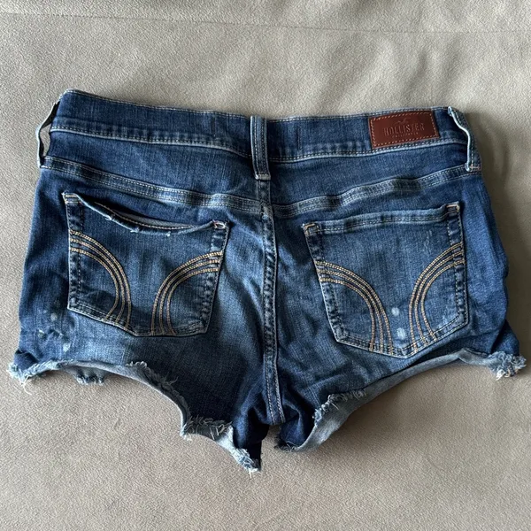 Hollister Low Rise Shorts 3” - Image 3