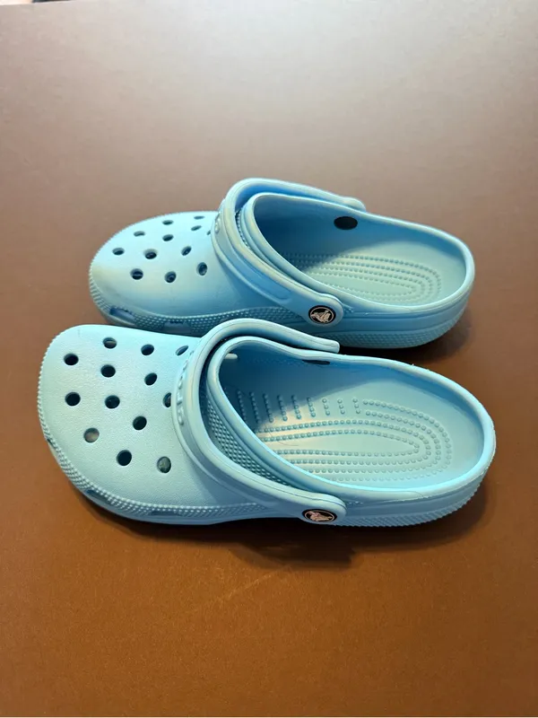Crocs clogs perforated lightweight blue, unisex, size 7 Women's/ size 5 Men's - Image 10