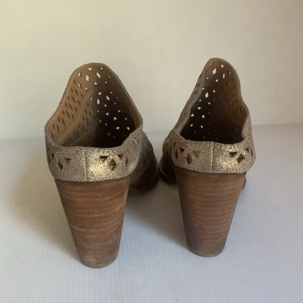 Steve Madden Women’s Gold Cutout Leather Mules Block Heel Size 6.5 - Image 4