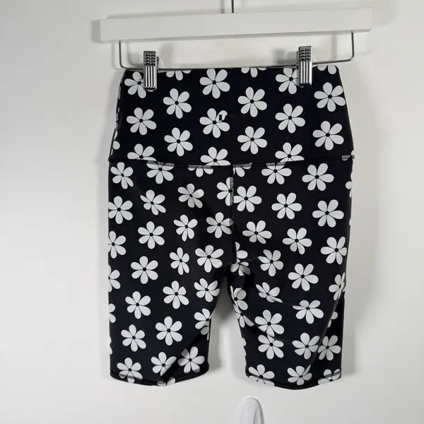 Levis Womens 2 Piece‎ Set Peach Daisy Crop Top Black Floral Biker Shorts Small - Image 9