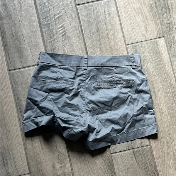 Old Navy Women's Charcoal Cargo Shorts - Image 5