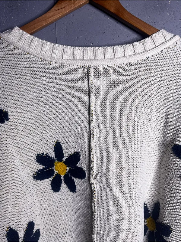 POL Daisy Knit V Neck Long Sleeve Sweater. Size Medium - Image 6