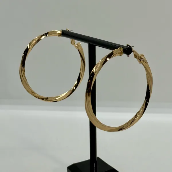 Daisy‎ Fuentes Elegant Large Solid Gold Tone Hoop Earrings NWT - Image 3