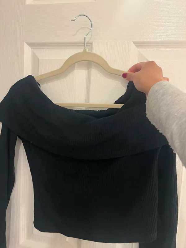 Urban Outfitters Black Off the Shoulder Top/Sweater in Size L - Image 2