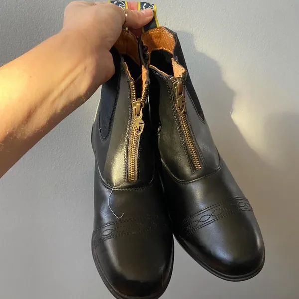 Black leather equestrian ankle boots with gold zippers and short heel 🔥 - Image 5
