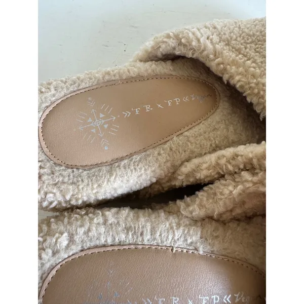 Free People beige fuzzy mules size‎ 8 - Image 4