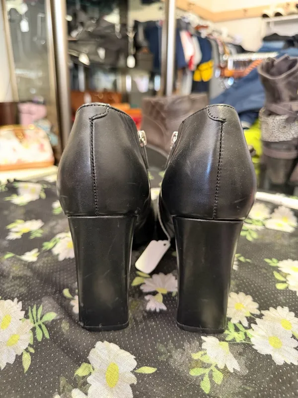 Marc Fisher Women’s Black Pointed Toe Ankle Booties with Side Zip. Size: 8M - Image 7
