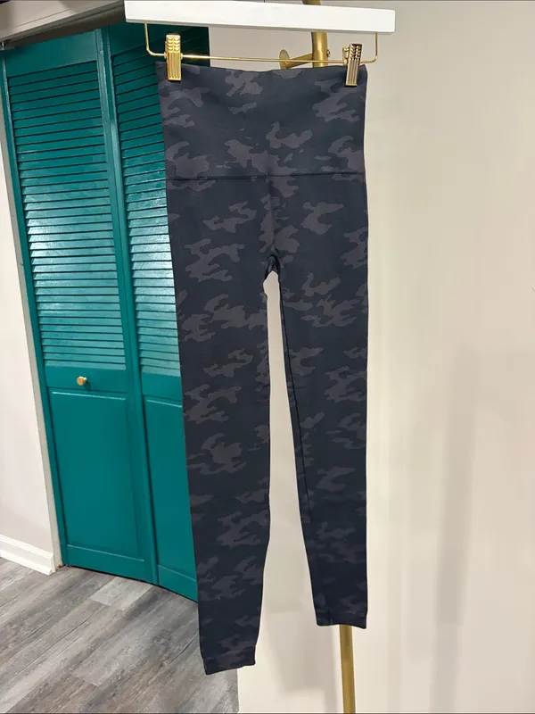NWT Spanx look at me now leggings Black Camo FL3515 Size Medium - Image 4