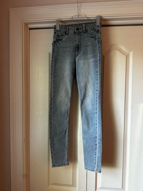 H&M light blue washed denim jeans - Image 3