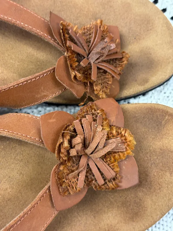 Vionic sandals in beige - Image 3