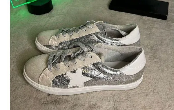 Party Women's Silver Star Low Top Sneakers Size 8 Casual Athletic Shoes - Image 2