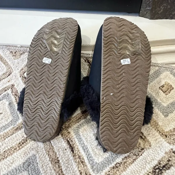 NWT Aerie Black Fuzzy Clogs/Slippers Size 6 - Image 4