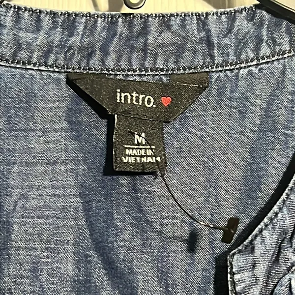 Intro. Women’s denim/Chambrey blouse with a V-neck & front pocket. Size Medium - Image 4
