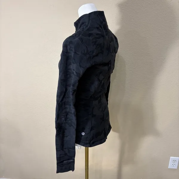 lululemon athletica Black Camo Jacket Sz 4 Outdoor Excersice Gym Preppy - Image 5