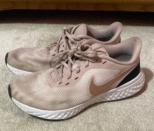 Nike Pink Tennis Shoes - Image 3