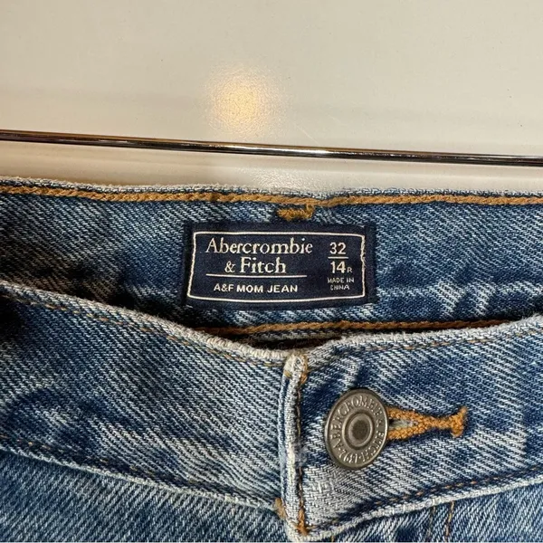 Abercrombie & Fitch Mom Jeans‎ Distressed Size 14 - Image 3