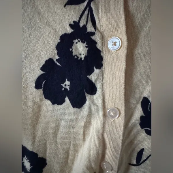 Ann Taylor Cream and Navy Floral Cardigan - Image 7