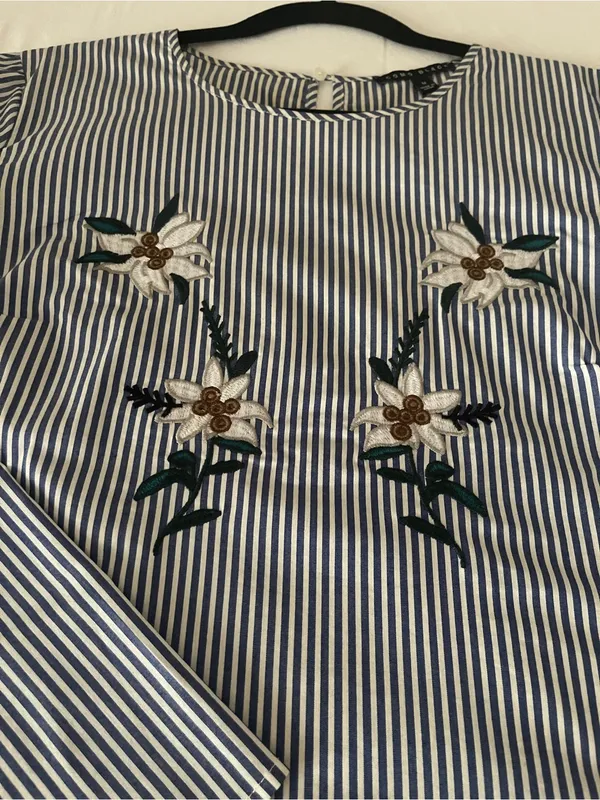 Como Black Striped Embroidered Floral Blouse - Size M - Image 6