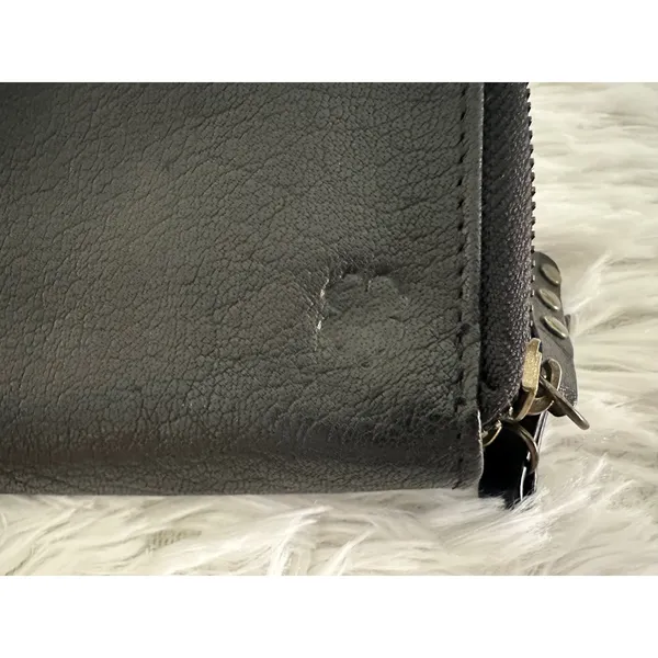 Lucky Brand black leather zip-around wallet with a gold‎ plate detail - Image 4