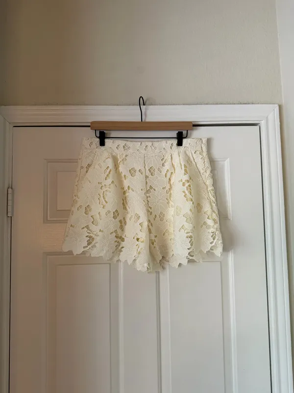 Umgee Off White Lace Pleated Shorts - Image 2