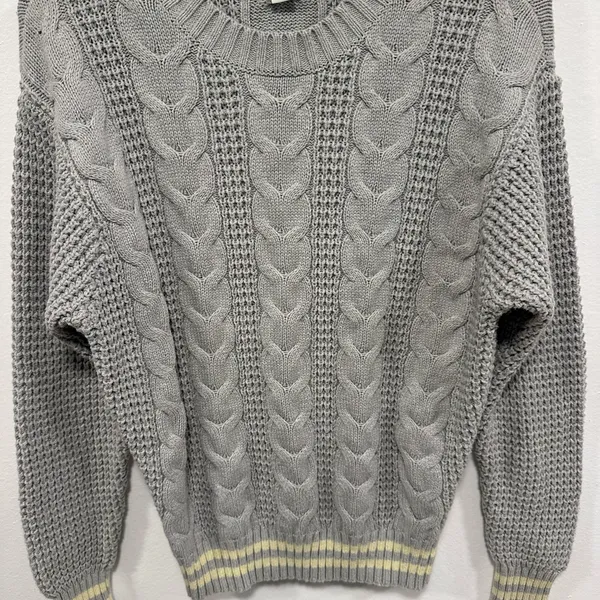 American Eagle outfitters Elegant Gray Cable Knit Sweater Size Small - Image 4