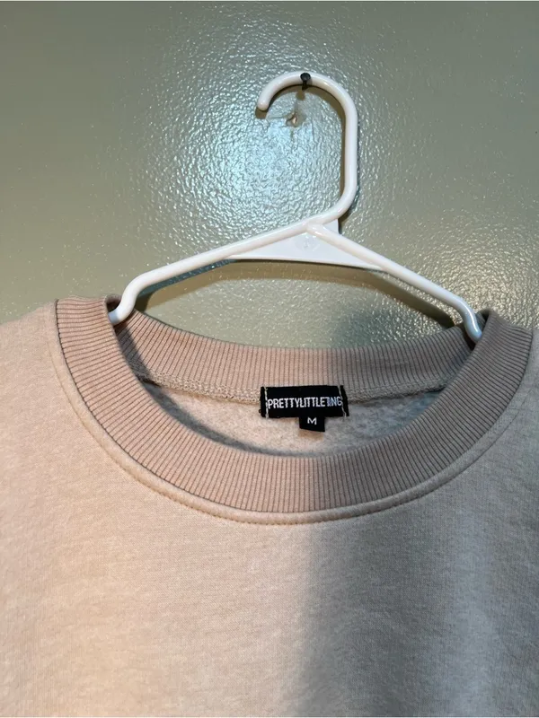 PrettyLittleThing Women's Size Medium Cropped Crewneck Sweatshirt Beige Fleece - Image 9