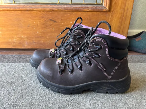 Women's Avenger Composite Toe WP Hiker Work Boot 7123 - size 8.5 - Image 3
