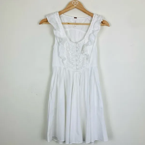 Free People “half moon”white mini dress with floral lace inset & ruffles.Size XS - Image 2