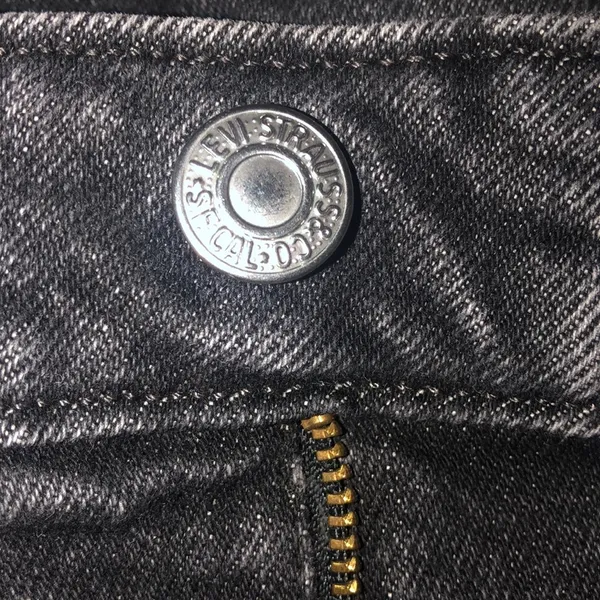 BLACK DISTRESSED LEVI JEANS - Image 4