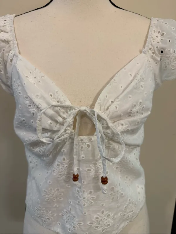 URBAN Romantics White Eyelet Tie-Front crop top size medium - Image 4