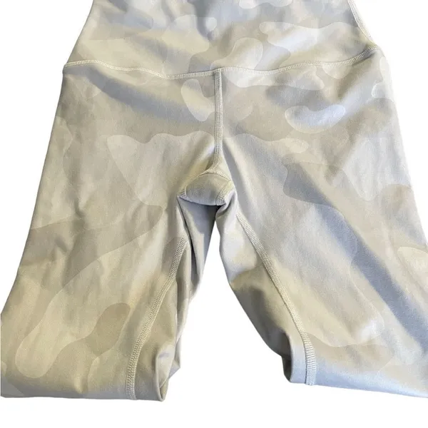 Alo Yoga Women’s Full Length Camouflage Gray / White Leggings Size S - Image 7