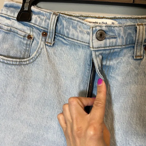 Abercrombie & Fitch Curve Love 90s Straight Ultra High‎ Rise Jeans Light Wash 10 - Image 5