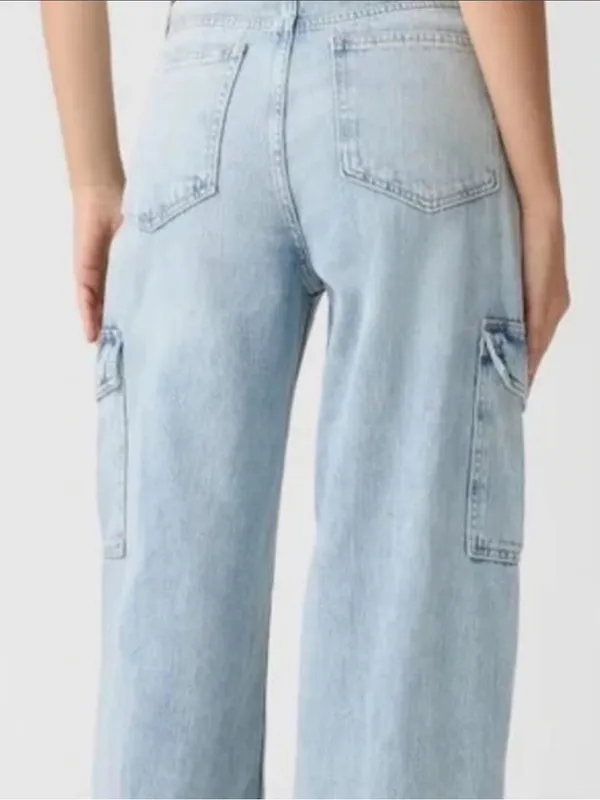 Old Navy Extra High-Waisted Sky-Hi Wide Leg Cargo Jeans - Light Wash 10 - Image 3
