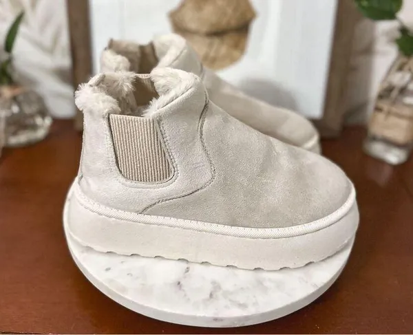 Adorable Platform Boots White Size 7.5 - Image 2