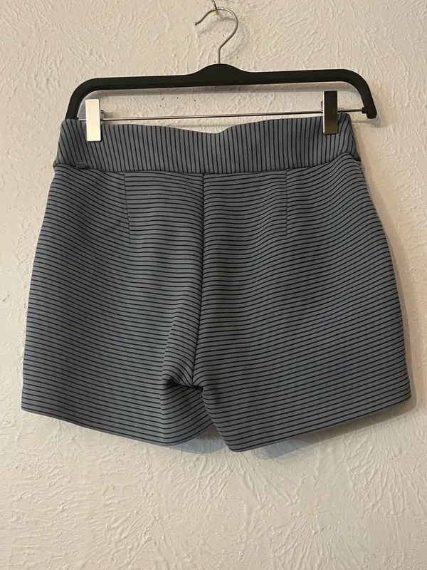 Lululemon Shaped Short Women's Striped Performance Shorts Size 6 - Image 4