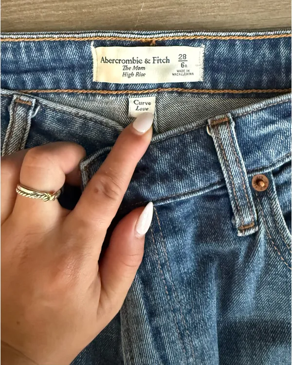Abercrombie Mom High-Rise Jeans Curve Love - Image 2