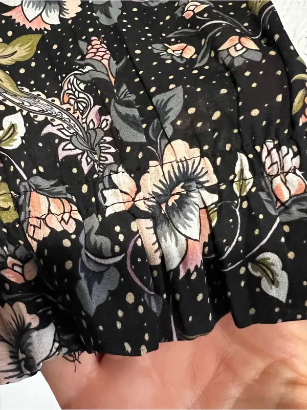 Loft Black and White Floral Ruffle Key Hole long sleeve pullover top size small - Image 7