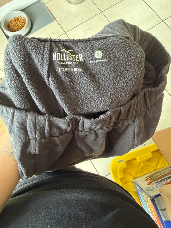 Hollister Charcoal Gray Fleece Jogger Sweatpants with Embroidered Daisy Size Small - Image 3