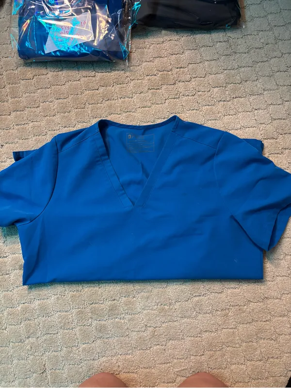 FIGS Casma Three-Pocket Scrub Top in Royal Blue - Image 5