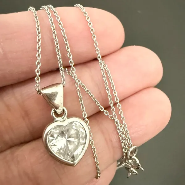 925 Sterling Silver Heart Clear CZ Pendant Necklace 4g. - Image 2