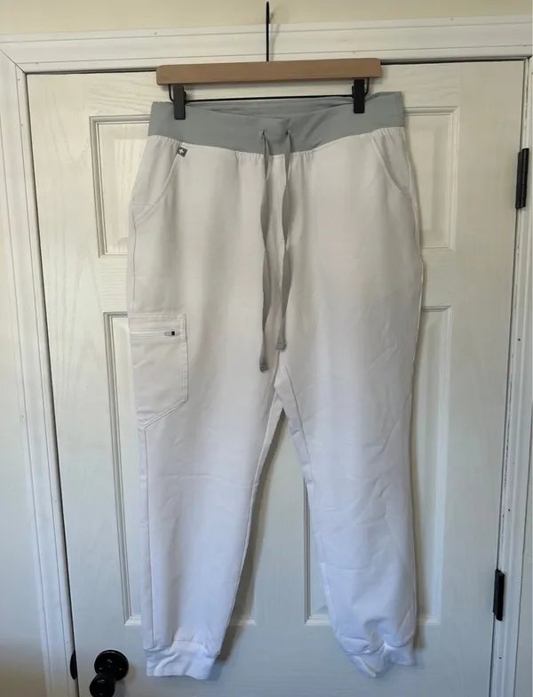 FIGS White scrubs - Image 3