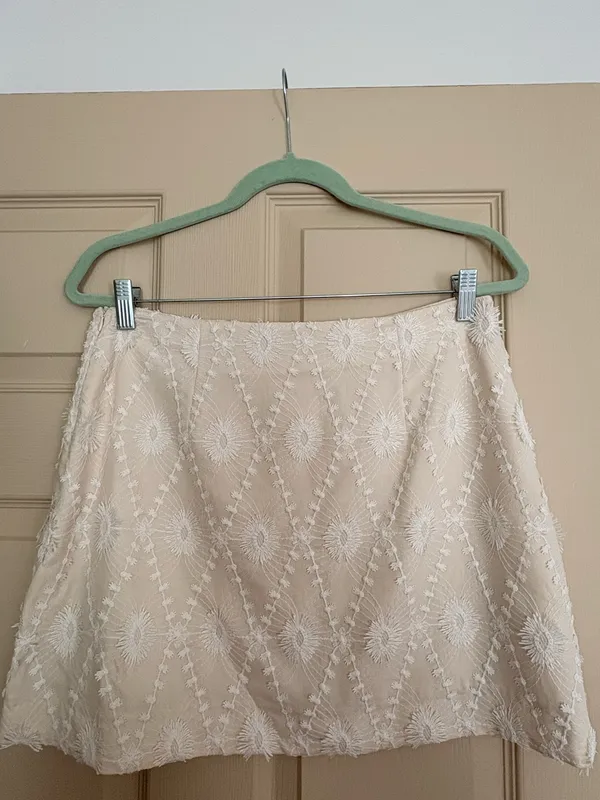 NWT Zara mini skirt size L beige/white - Image 2
