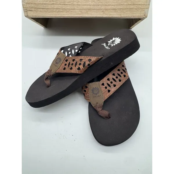 Yellow Box Shanda Sandals Womens 7.5 Brown Leather Flower Die Cut Straps - Image 3