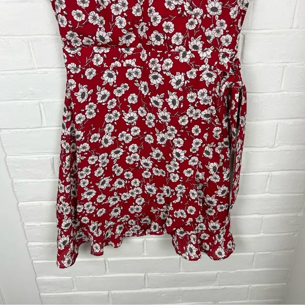 Sadie & Sage Red White Floral Pattern Wrap Style Dress Size S - Image 8