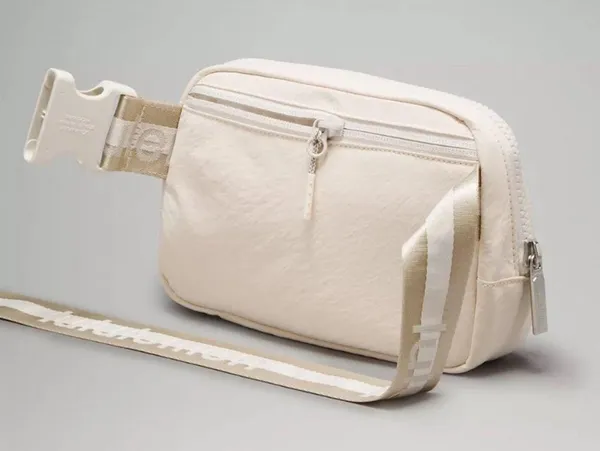 Lululemon Everywhere Belt Bag 1L Wordmark white opal - Image 3