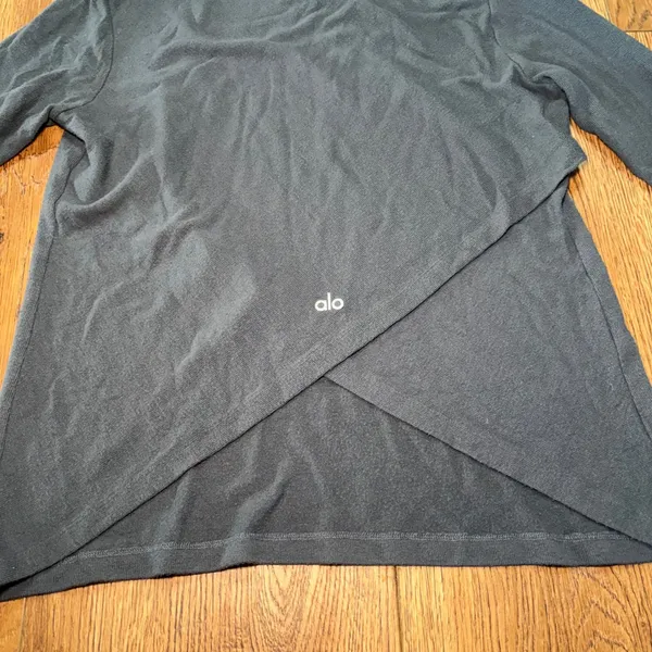 Alo Yoga Gray Wrap Back Turtleneck Long Sleeve Top Womens M Activewear Pilates - Image 4