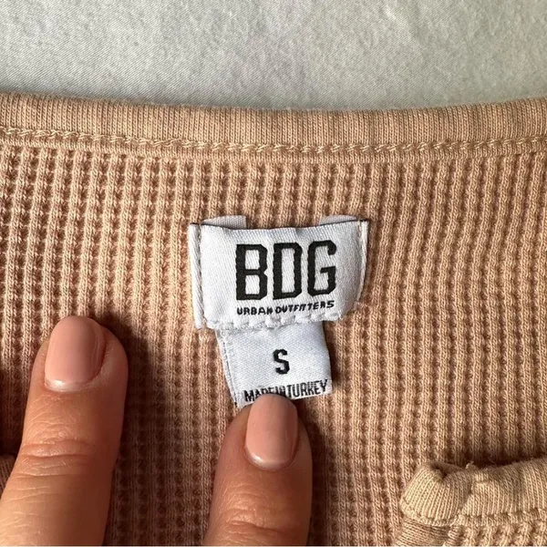 BDG graphic crop thermal shirt in pale pink - Image 5
