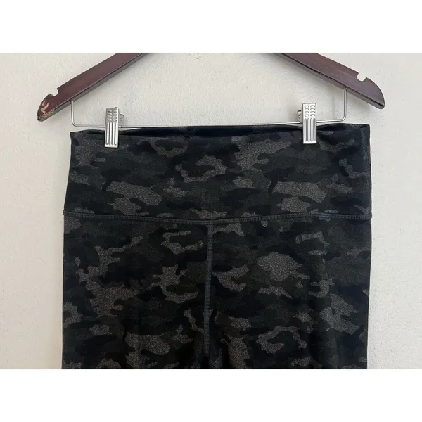 Fabletics High-Waisted Printed Heathered Legging Gray Heather Camo M Athleisure - Image 4