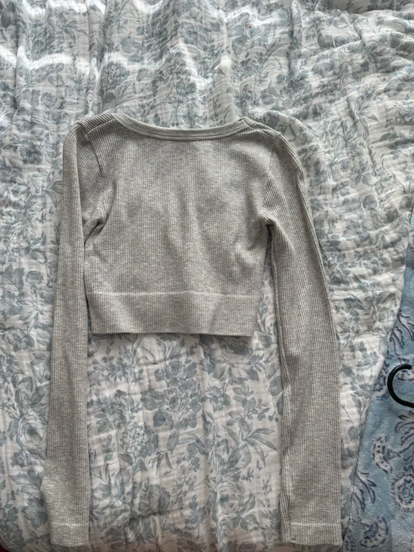 Garage Top Crop Long Sleeve Grey - Image 3