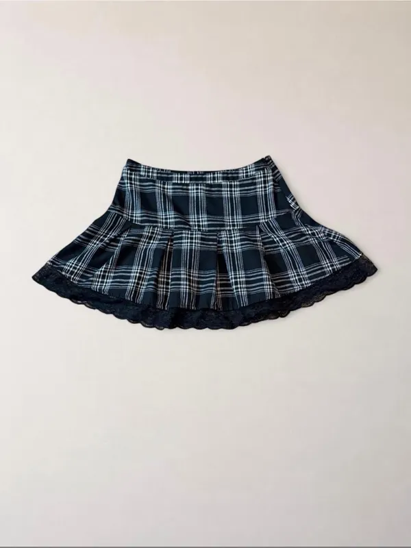 ROMWE Black Plaid Ruffle Mini Skirt with Lace Trim - Image 4